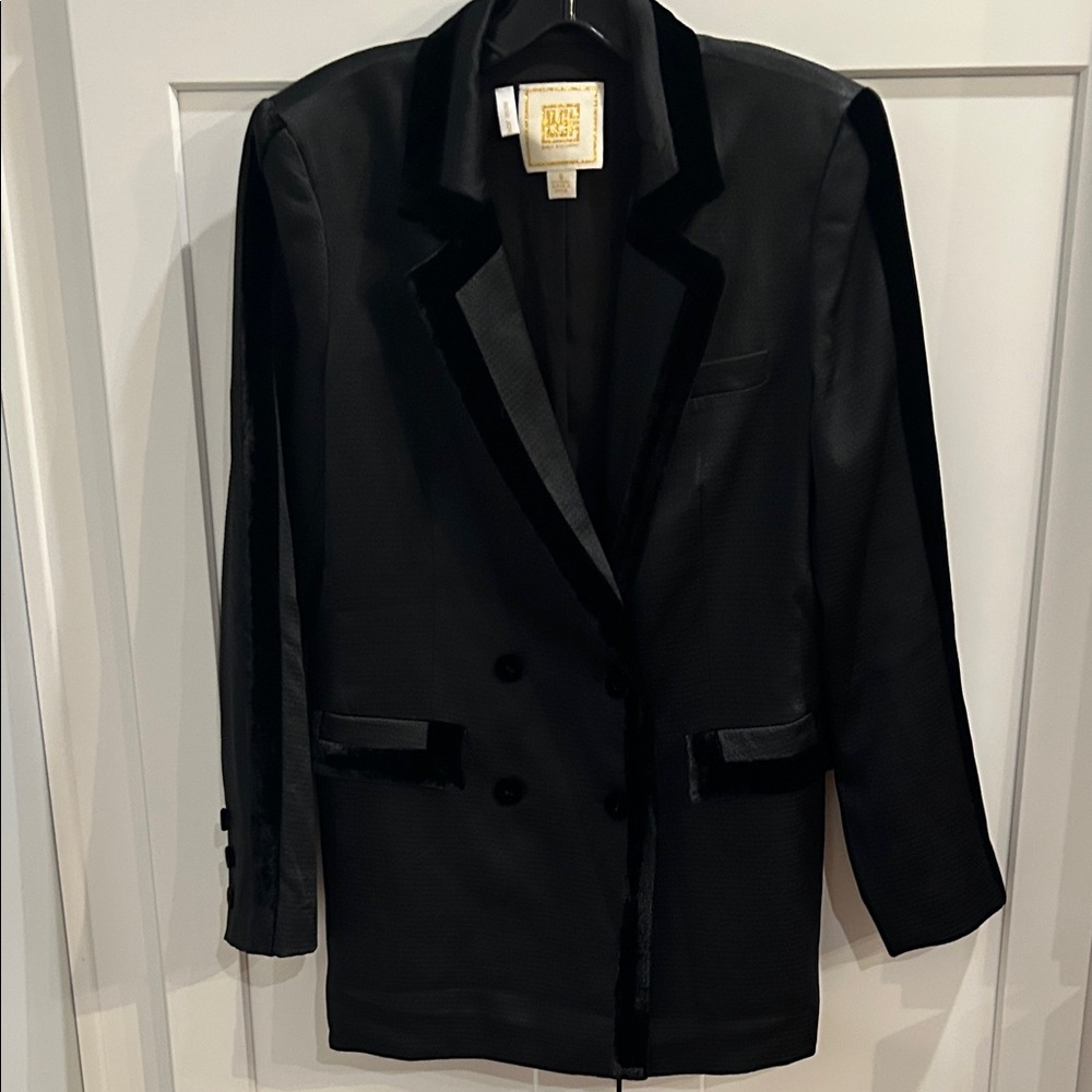 Chic Black Velvet-Trimmed Women's Blazer by Emily McCarthy - Picture 9 of 11